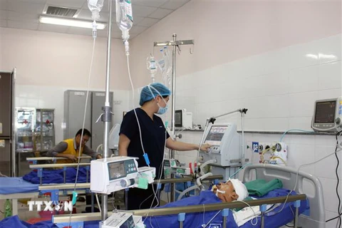 Nạn nhân Lường Văn Hoàng đang điều trị tại Bệnh viện Trung ương Thái Nguyên. (Ảnh: Quân Trang/TTXVN)