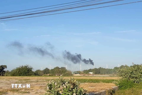 Cháy tuabin trên trụ điện gió tại Nhà máy Phong điện Bình Thạnh. (Ảnh: Nguyễn Thanh/TTXVN)