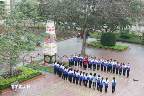 Cột mốc chủ quyền Trường Sa trong khuôn viên Trường Trung học cơ sở Kim Liên. (Ảnh: Nguyễn Oanh/TTXVN)