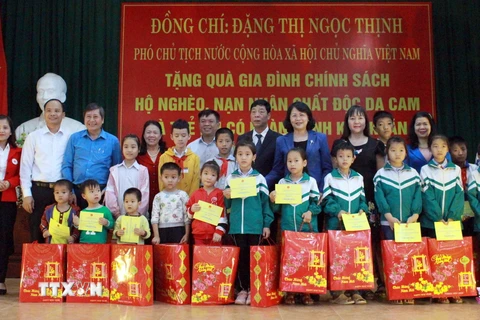 Phó Chủ tịch nước Đặng Thị Ngọc Thịnh tặng quà cho trẻ em có hoàn cảnh khó khăn trên địa bàn xã Tân Thịnh, huyện Lạng Giang. (Ảnh: Đồng Thúy/TTXVN)