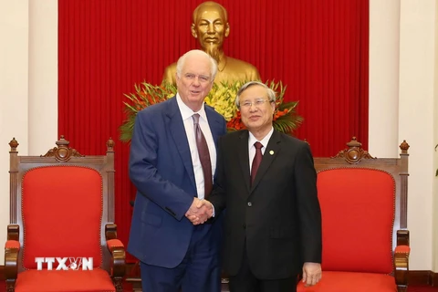 Thường trực Ban Bí thư Trần Quốc Vượng đã tiếp ông Thomas Vallely, Giám đốc Chương trình Việt Nam tại Đại học Harvard. (Ảnh: Phương Hoa/TTXVN)