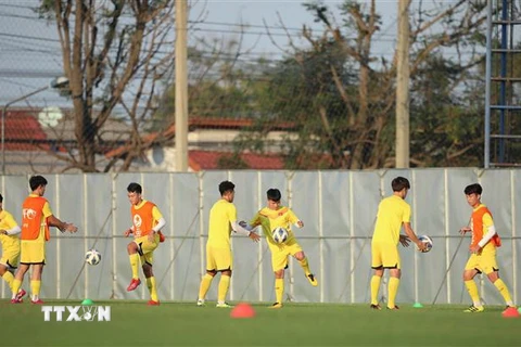 Các cầu thủ U23 Việt Nam trong bài tập chuyền bóng. (Ảnh: Hoàng Linh/TTXVN)
