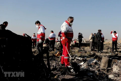 Lực lượng cứu hộ làm nhiệm vụ tại hiện trường vụ rơi máy bay của hãng hàng không Ukraine ở Parand, phía nam Tehran của Iran, ngày 8/1. (Ảnh: THX/TTXVN)