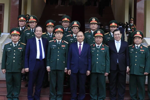 Thủ tướng Nguyễn Xuân Phúc với các cán bộ, sỹ quan chỉ huy Bộ Tư lệnh Quân khu V. (Ảnh: Thống Nhất/TTXVN)