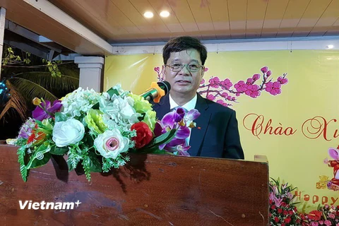 Tổng Lãnh sự Vũ Ngọc Lý phát biểu chào mừng tại tiệc chào Xuân Canh Tý cho bà con kiều bào. (Ảnh: CTV/Vietnam+)