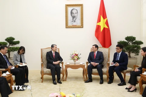 Phó Thủ tướng Vương Đình Huệ tiếp Đại sứ Hùng Ba. (Ảnh: Dương Giang/TTXVN)
