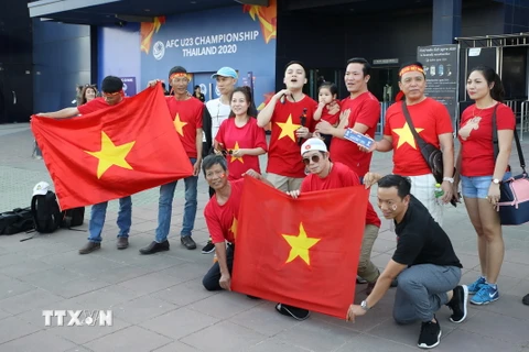 Cổ động viên Việt Nam đến sân vận động Buriram Stadium cổ vũ cho đội tuyển U23 Việt Nam. (Ảnh: Hoàng Linh/TTXVN)