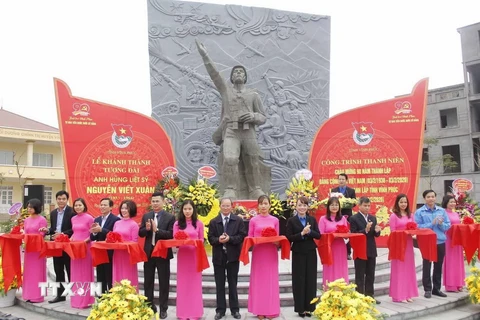 Các đại biểu cắt băng khánh thành Công trình thanh niên Tượng đài Anh hùng liệt sỹ Nguyễn Viết Xuân. (Ảnh: Nguyễn Thảo/TTXVN)