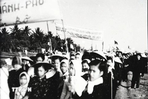 Ngày 7/4/1961, hơn 5.000 người dân Bến Tre míttinh tẩy chay trò hề bầu cử tổng thống lần thứ hai của Mỹ-Diệm. (Ảnh: Tư liệu TTXVN)