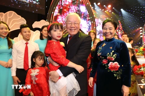 Tổng Bí thư, Chủ tịch nước Nguyễn Phú Trọng và Phu nhân với thiếu nhi tại chương trình Xuân Quê hương 2019. (Ảnh: Trí Dũng/TTXVN)