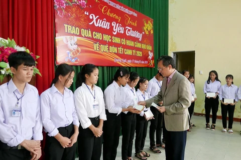 Tổng giám đốc BSR Bùi Minh Tiến trao quà Tết cho các em học sinh Trường Trung học phổ thông Dân tộc nội trú tỉnh Quảng Ngãi. (Nguồn: BSR)