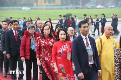 Đoàn kiều bào tiêu biểu dự chương trình 'Xuân quê hương' đặt vòng hoa và vào Lăng viếng Chủ tịch Hồ Chí Minh. (Ảnh: Dương Giang/TTXVN)