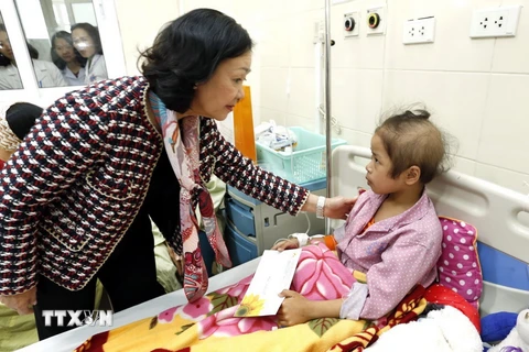 Bà Trương Thị Mai, Ủy viên Bộ Chính trị, Bí thư Trung ương Đảng, Trưởng ban Dân vận Trung ương thăm tặng quà Tết cho người bệnh. (Ảnh: Dương Ngọc/TTXVN)