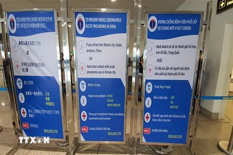 Bộ Y tế cảnh báo phòng chống nhiễm viêm phổi cấp do chủng virus mới nCoV tại hệ thống kiểm dịch y tế quốc tế Sân bay quốc tế Nội Bài. (Ảnh: TTXVN)