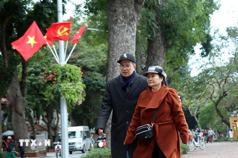 Người dân Thủ đô Hà Nội du Xuân tại khu vực Hồ Hoàn Kiếm. (Ảnh: Danh Lam/TTXVN)