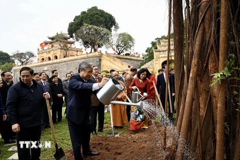 Thường trực Ban Bí thư Trần Quốc Vượng cùng các đại biểu Trung ương và Thành phố Hà Nội trồng cây lưu niệm tại Hoàng Thành Thăng Long. (Ảnh: Văn Điệp/TTXVN)