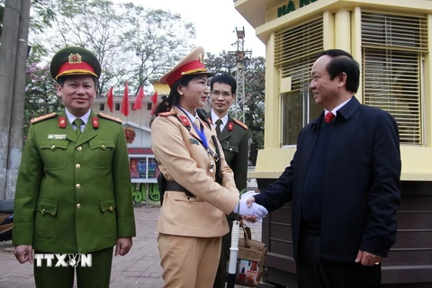 Phó Chủ tịch UBND thành phố Hà Nội Nguyễn Thế Hùng thăm hỏi lực lượng cảnh sát giao thông ra quân dịp năm mới Canh Tý 2020. (Ảnh: TTXVN)