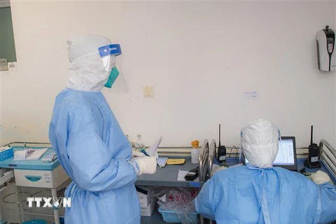 Nhân viên y tế làm việc tại khoa bệnh truyền nhiễm tại bệnh viện thành phố Vũ Hán, Trung Quốc, ngày 28/1/2020. (Ảnh: THX/TTXVN)