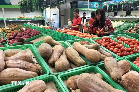 Khách hàng mua sắm tại siêu thị Mega Market Hoàng Mai, Hà Nội. (Ảnh: Trần Việt/TTXVN)
