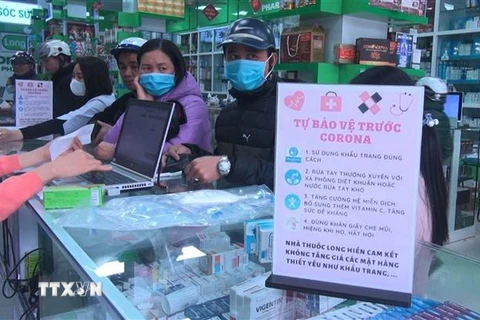 Người dân đổ xô mua khẩu trang để phòng dịch bệnh do virus corona. (Ảnh: Trịnh Duy Hưng/TTXVN)