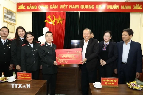 Phó Thủ tướng Thường trực Trương Hòa Bình tặng quà và chúc mừng năm mới Ban Tiếp công dân Trung ương. (Ảnh: Văn Điệp/TTXVN)