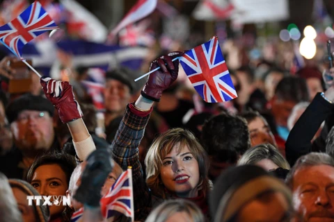 Người dân ủng hộ Brexit tập trung tại Quảng trường Nghị viện Anh ở London, chào mừng thời khắc 23 giờ GMT tối 31/1/2020, thời điểm Anh chính thức rời EU. (Ảnh: AFP/TTXVN)