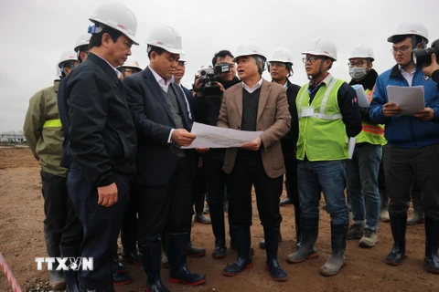 Chủ tịch UBND thành phố Hà Nội Nguyễn Đức Chung (thứ 2, từ trái sang) kiểm tra thi công Nhà máy xử lý nước thải Yên Xá. (Ảnh: Mạnh Khánh/TTXVN)