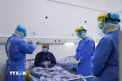 Bệnh nhân nhiễm virus corona chủng mới được điều trị tại một bệnh viện ở Thường Châu, Trung Quốc ngày 2/2/2020. (Ảnh: THX/TTXVN)