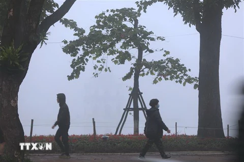 Sương mù sáng 6/2 phủ kín khu vực Hồ Hoàn Kiếm, mắt thường khó nhìn thấy Tháp rùa. (Ảnh: Thành Đạt/TTXVN)