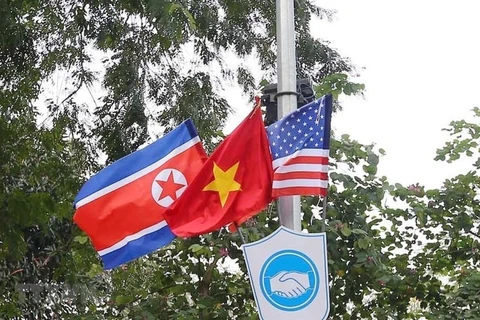 Cờ Mỹ, cờ Triều Tiên và cờ Việt Nam được treo trên các tuyến phố xung quanh hồ Hoàn Kiếm trong dịp diễn ra Hội nghị thượng đỉnh Mỹ-Triều Tiên tại Hà Nội. (Ảnh: Danh Lam/TTXVN)