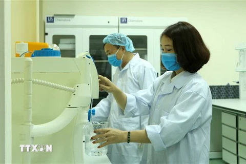 Cán bộ Viện Môi trường, Trường Đại học Hàng hải Việt Nam điều chế nước rửa tay khô phòng chống dịch bệnh do nCoV. (Ảnh: Minh Thu/TTXVN)