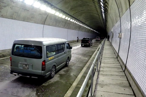 Phương tiện lưu thông qua hầm đường bộ Đèo Cả. (Ảnh: Thế Lập/TTXVN)