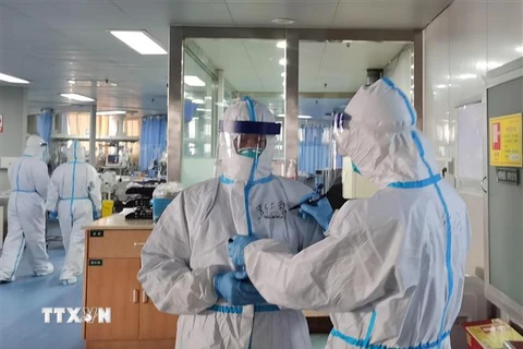 Các nhân viên y tế làm việc tại một bệnh viện ở Vũ Hán, Trung Quốc ngày 5/2/2020. (Ảnh: THX/TTXVN)