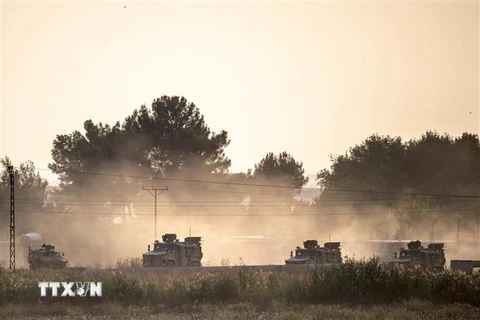 Xe quân sự Thổ Nhĩ Kỳ di chuyển từ tỉnh Sanliurfa tới sát biên giới Syria ngày 9/10/2019. (Ảnh: AFP/TTXVN)