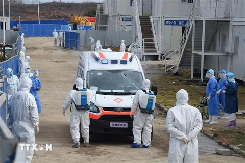 Tiến hành khử trùng xe cứu thương chở bệnh nhân nhiễm virus corona chủng mới tại bệnh viện dã chiến ở Vũ Hán, tỉnh Hồ Bắc, Trung Quốc ngày 8/2/2020. (Ảnh: THX/TTXVN)