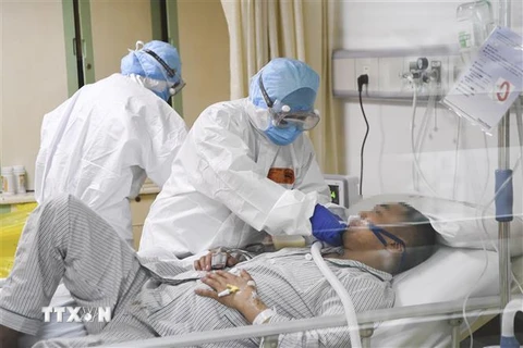 Điều trị cho bệnh nhân nhiễm virus corona chủng mới tại một bệnh viện ở Trùng Khánh, Trung Quốc ngày 1/2/2020. (Ảnh: THX/TTXVN)