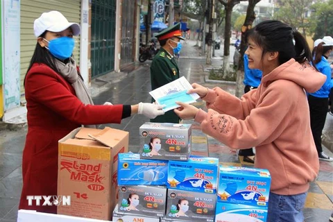 Phát khẩu trang miễn phí cho người dân tại đường Trần Phú, thành phố Thái Bình. (Ảnh minh họa: Thế Duyệt/TTXVN)