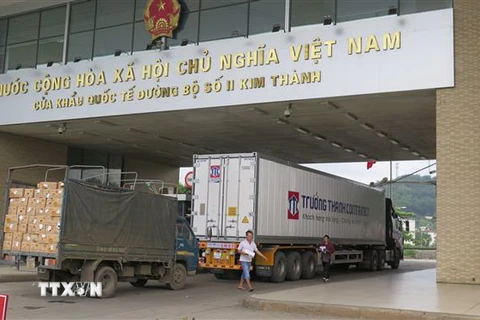 Một xe chở thanh long thông quan qua cửa khẩu đường bộ Kim Thành (Lào Cai). (Ảnh Hồng Ninh/TTXVN)