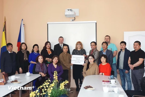 Đại diện các hội đoàn người Việt tại Séc trao tặng tiền quyên góp. (Ảnh: Hồng Kỳ/Vietnam+)