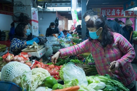 Người dân mua hàng tại chợ ở Vũ Hán, Trung Quốc. (Nguồn: Filipinotimes)