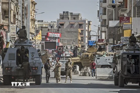 Cảnh sát Ai Cập gác tại El-Arish, Bắc Sinai. (Ảnh: AFP/TTXVN)