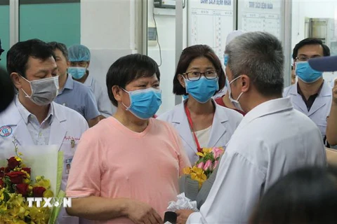 Bệnh nhân Li Ding (áo hồng) khi xuất viện. (Ảnh: Đinh Hằng/TTXVN)