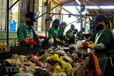 Phân loại và xử lý rác thải tại Nhà máy xử lý rác thải thành phố Cà Mau. (Ảnh: Huỳnh Thế Anh/TTXVN)