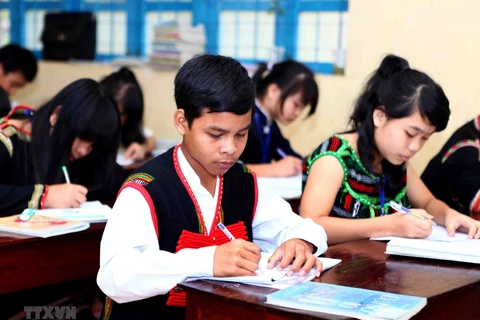 Một giờ học của học sinh trường THPT Dân tộc nội trú Nơ Trang Lơng, Đắk Lắk. (Ảnh: Quý Trung/TTXVN)