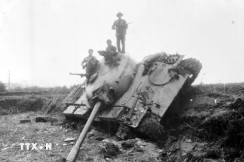 Xe tăng của địch bị quân ta đánh gục ngay loạt đạn đầu tiên tại bản Sẩy, huyện Hòa An, tỉnh Cao Bằng. (Ảnh: Trần Mạnh Thường/TTXVN)