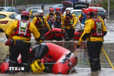 Lực lượng cứu hộ sơ tán người dân khỏi khu vực ngập lụt sau bão Dennis tại Nantgarw, South Wales, Anh, ngày 16/2/2020. (Ảnh: AFP/TTXVN)