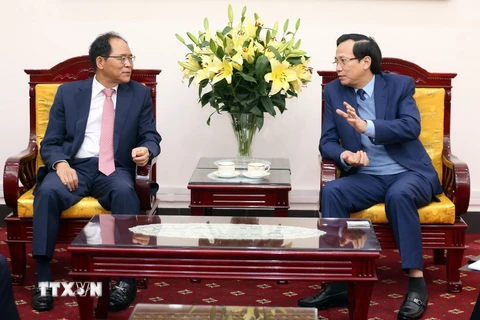 Bộ trưởng Bộ Lao động-Thương binh và Xã hội Đào Ngọc Dung (bên phải) tiếp ông Park Noh-Wan, Đại sứ Hàn Quốc tại Việt Nam mới được bổ nhiệm. (Ảnh: Anh Tuấn/TTXVN)