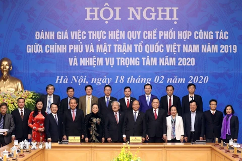 Thủ tướng Nguyễn Xuân Phúc và Chủ tịch Ủy ban Trung ương Mặt trận Tổ quốc Việt Nam Trần Thanh Mẫn cùng các đại biểu tại hội nghị. (Ảnh: Thống Nhất/TTXVN)