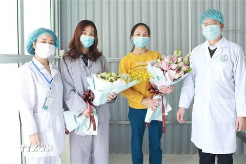 Hai bệnh nhân ở Phòng khám đa khoa Quang Hà (huyện Bình Xuyên, tỉnh Vĩnh Phúc) xuất viện. (Ảnh: Hoàng Hùng/TTXVN)