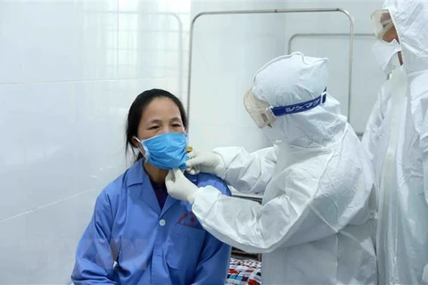 Bác sỹ Đội cơ động Bệnh viện Bạch Mai (Hà Nội) thăm khám cho bệnh nhân tại Trung tâm y tế huyện Bình Xuyên, Vĩnh Phúc. (Ảnh: Hoàng Hùng/TTXVN)
